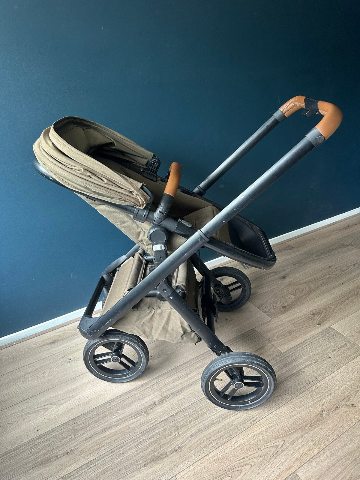 Dubatti One kinderwagen groen met bruin leer, Kinderen en Baby's, Kinderwagens en Combinaties, Gebruikt, Luchtbanden, Ophalen