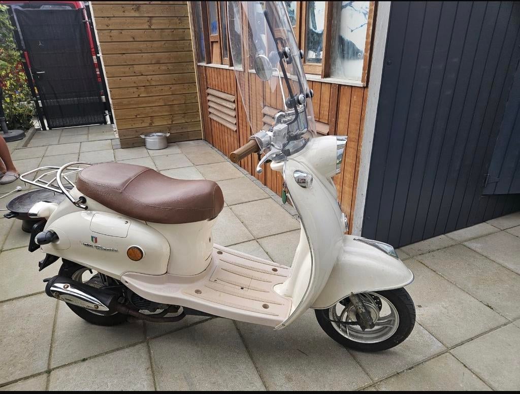 Mooie beige scooter met bruin zadel, Fietsen en Brommers, Ophalen, Gebruikt, Benzine, 50 cc