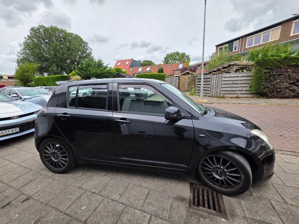 Suzuki Swift 1.3 - 5 deurs - 2007, Voorwielaandrijving, Stof, 40 €/maand, Zwart