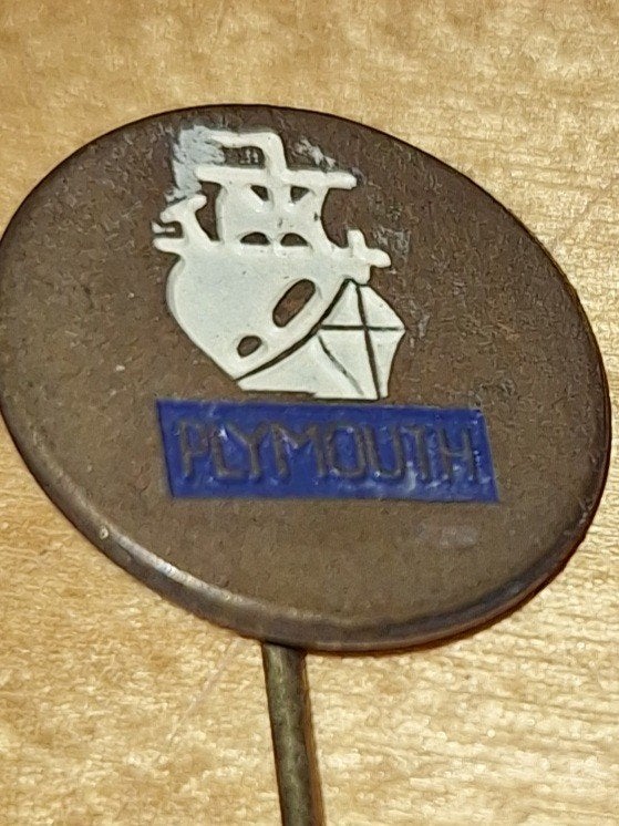 Vintage Plymouth Speldje- Antiek Pin, Ophalen of Verzenden, Gebruikt, Stad of Land, Speldje of Pin