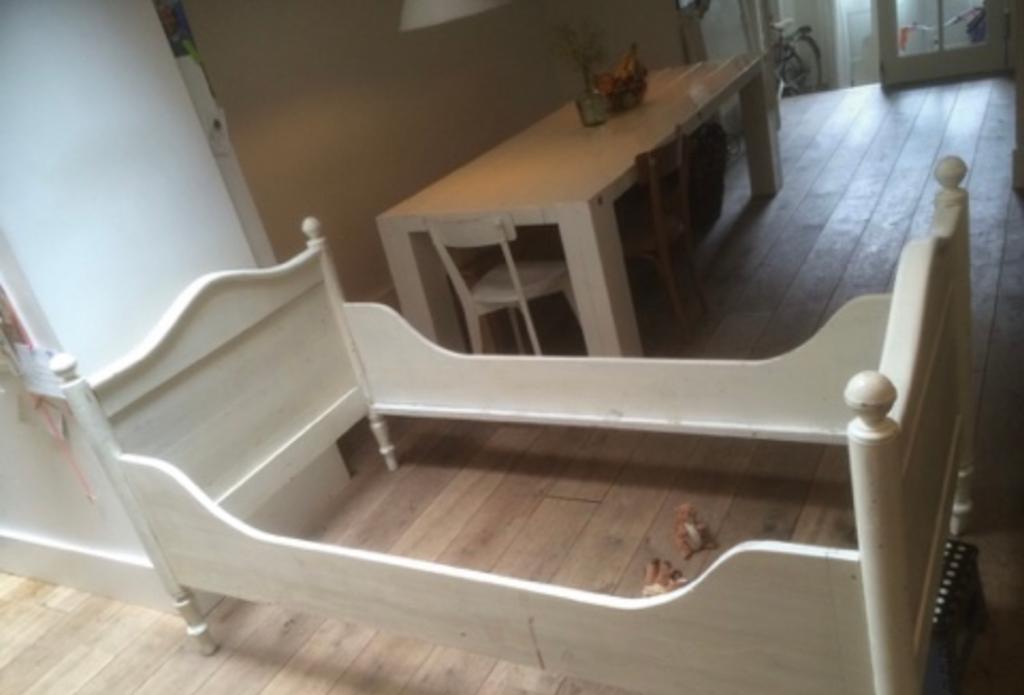 Vintage frans kinderbed 90x200, Ophalen, 85 tot 100 cm, Zo goed als nieuw, Lattenbodem