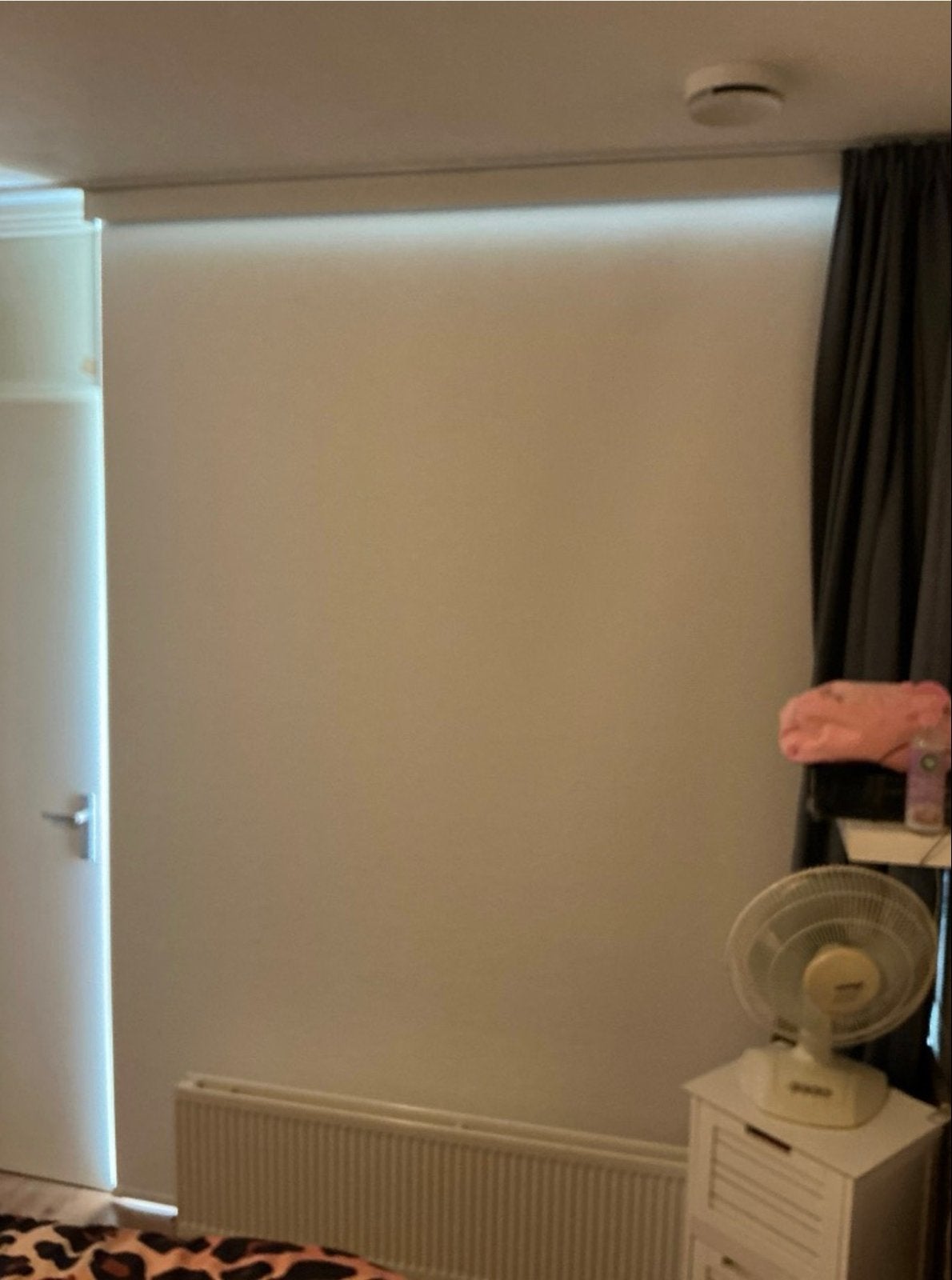 Set van 2 luxe, elektrische rolgordijnen - wit, verduisteren, Ophalen, Verduisterend, Wit, Zo goed als nieuw