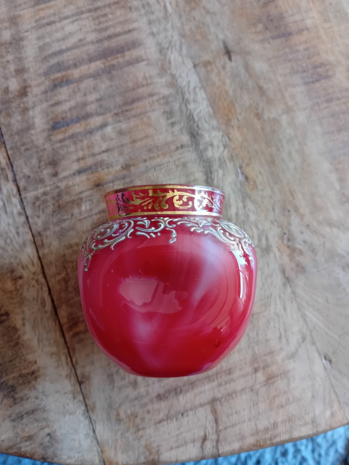 Antieke rode opaline vaas met gouden decoratie, Antiek en Kunst, Ophalen
