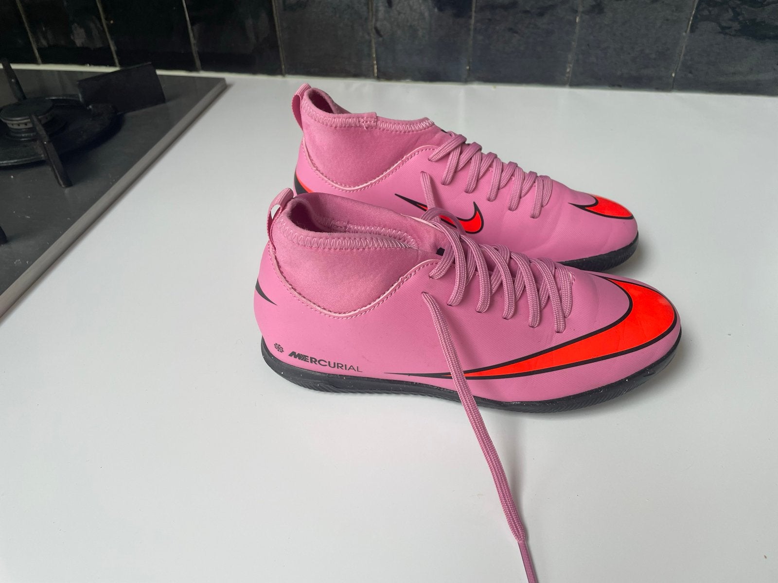 Roze Nike Mercurial zaalvoetbalschoenen 33,5, Maat XS of kleiner, Ophalen of Verzenden, Zo goed als nieuw, Schoenen