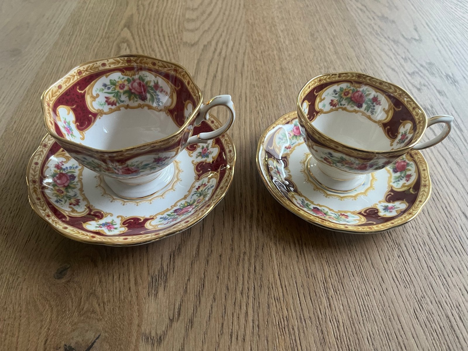 Royal Albert Lady Hamilton theekopjes en schotels (2 sets), Ophalen of Verzenden
