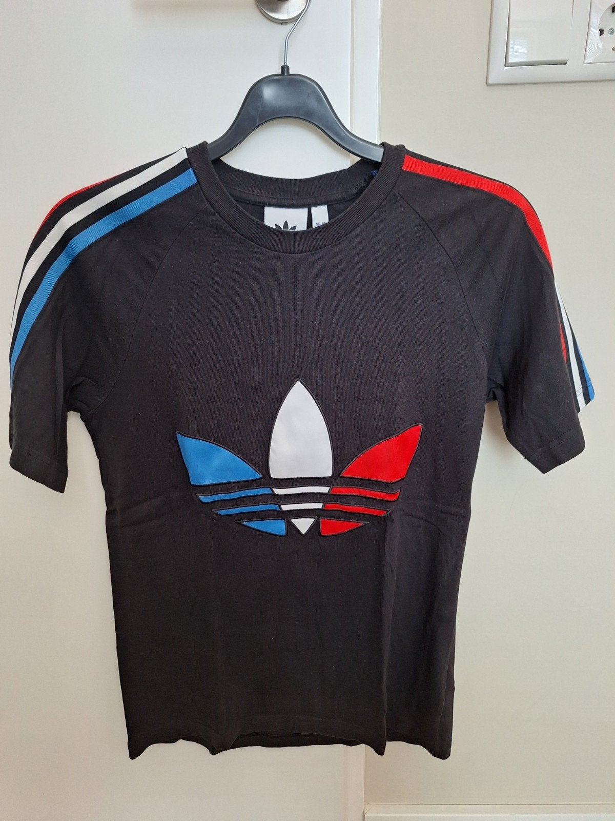 Adidas T-shirt met Franse vlag/Trefoil logo en strepen, Ophalen of Verzenden, Zo goed als nieuw, Zwart