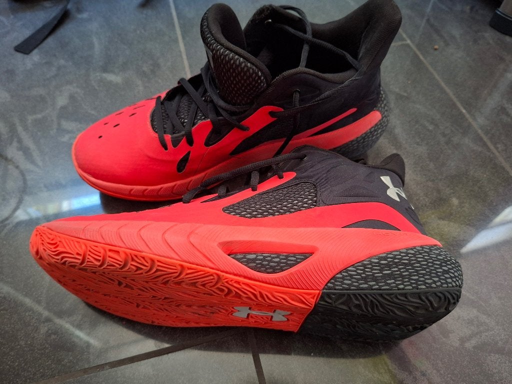 Basketballschoen 44.5 rood zwart, Overige kleuren, Sportschoenen, Under Armour, Ophalen of Verzenden