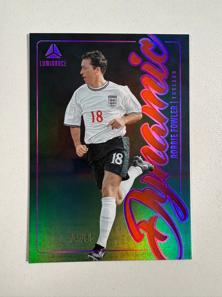 4 Robbie Fowler /85 Magenta Dynamic Luminance England 2026, Ophalen of Verzenden, Nieuw, Buitenlandse clubs, Poster, Plaatje of Sticker
