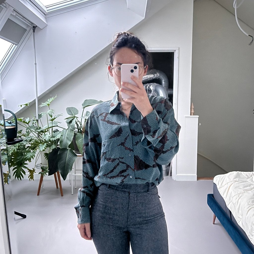 intage blauw/bruin grafische zijden blouse/shirt - maat M, Maat 38/40 (M), Blauw, Ophalen of Verzenden, Zo goed als nieuw