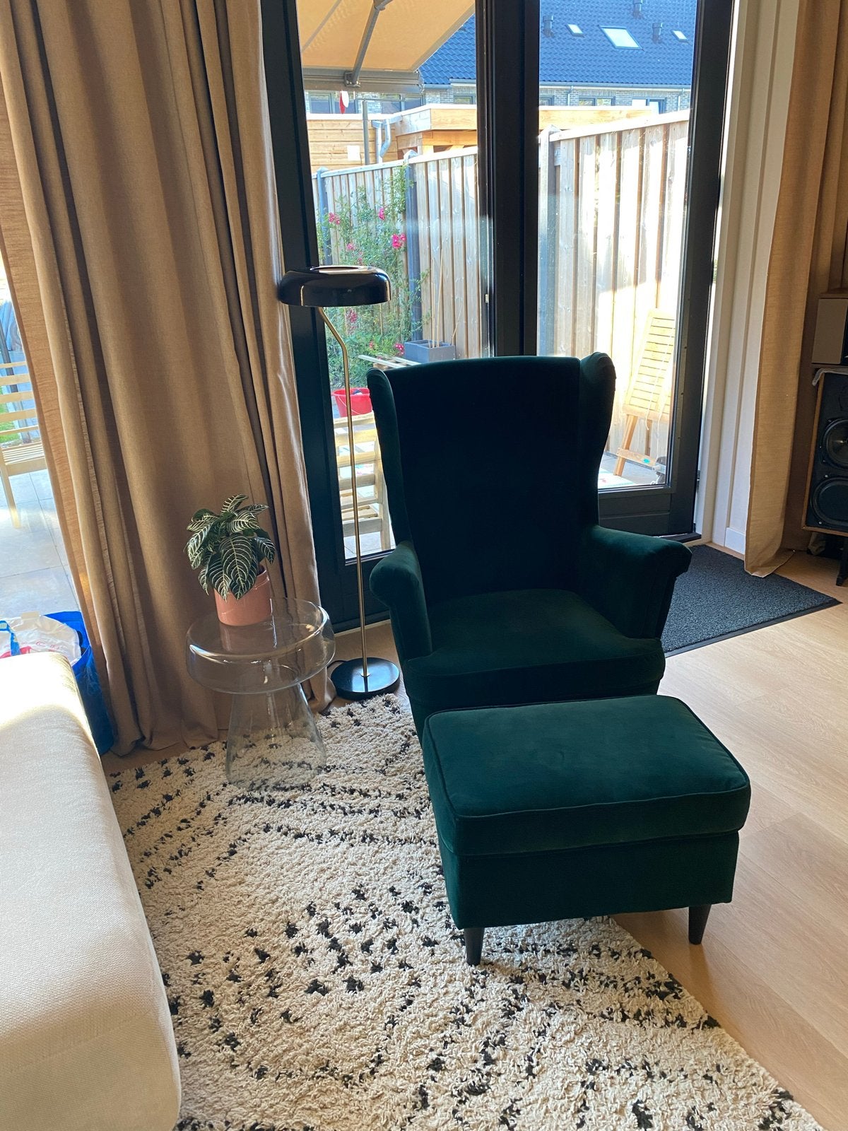 Strandmon Ikea Donkergroene fluwelen fauteuil met voetenbank, Ophalen, Zo goed als nieuw, Stof, 75 tot 100 cm