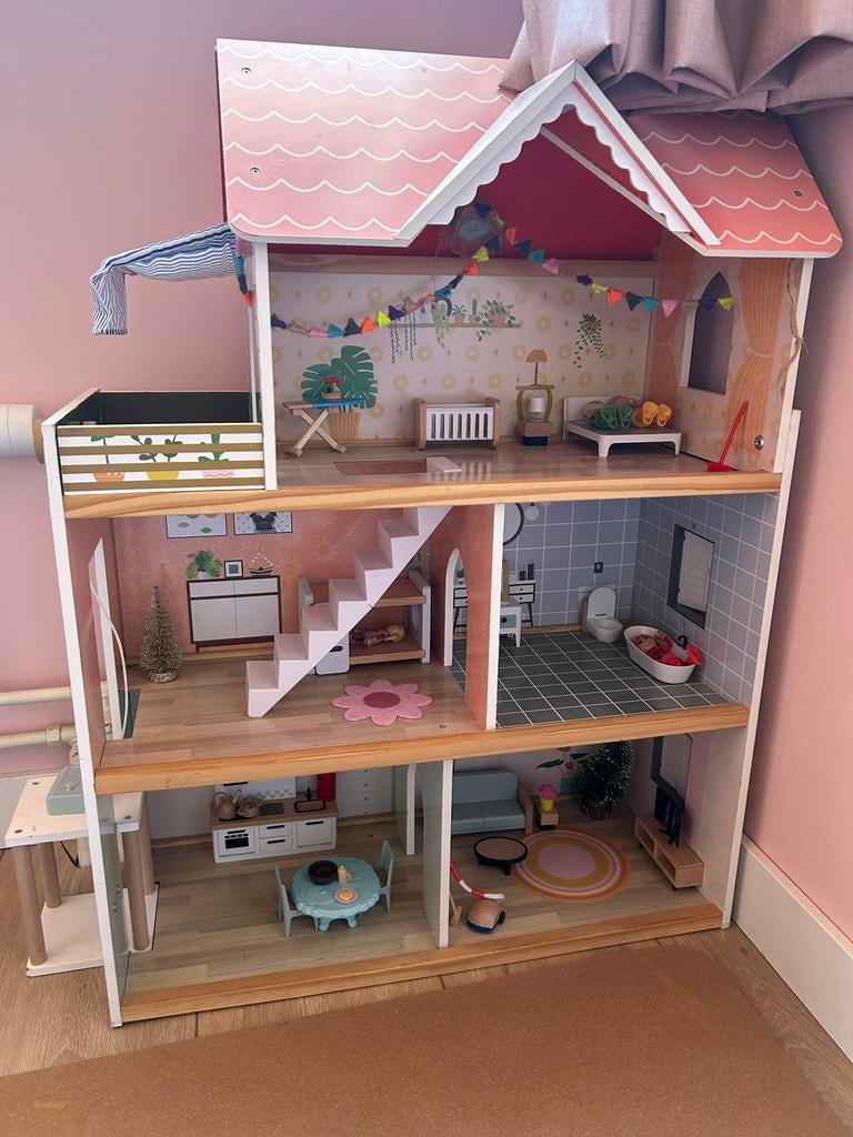 Leuk ingericht poppenhuis met accessoires en poppetjes, Ophalen of Verzenden, Zo goed als nieuw