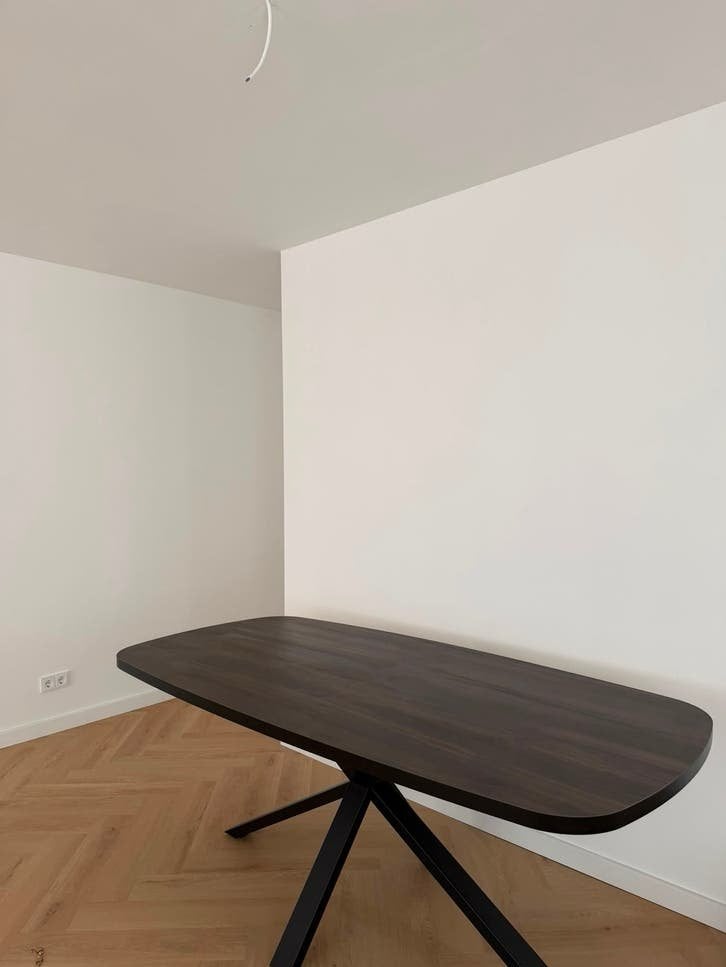 Moderne ovale eettafel 200cm met zwart metalen onderstel, Ophalen, 100 tot 150 cm, Zo goed als nieuw, Vijf personen of meer