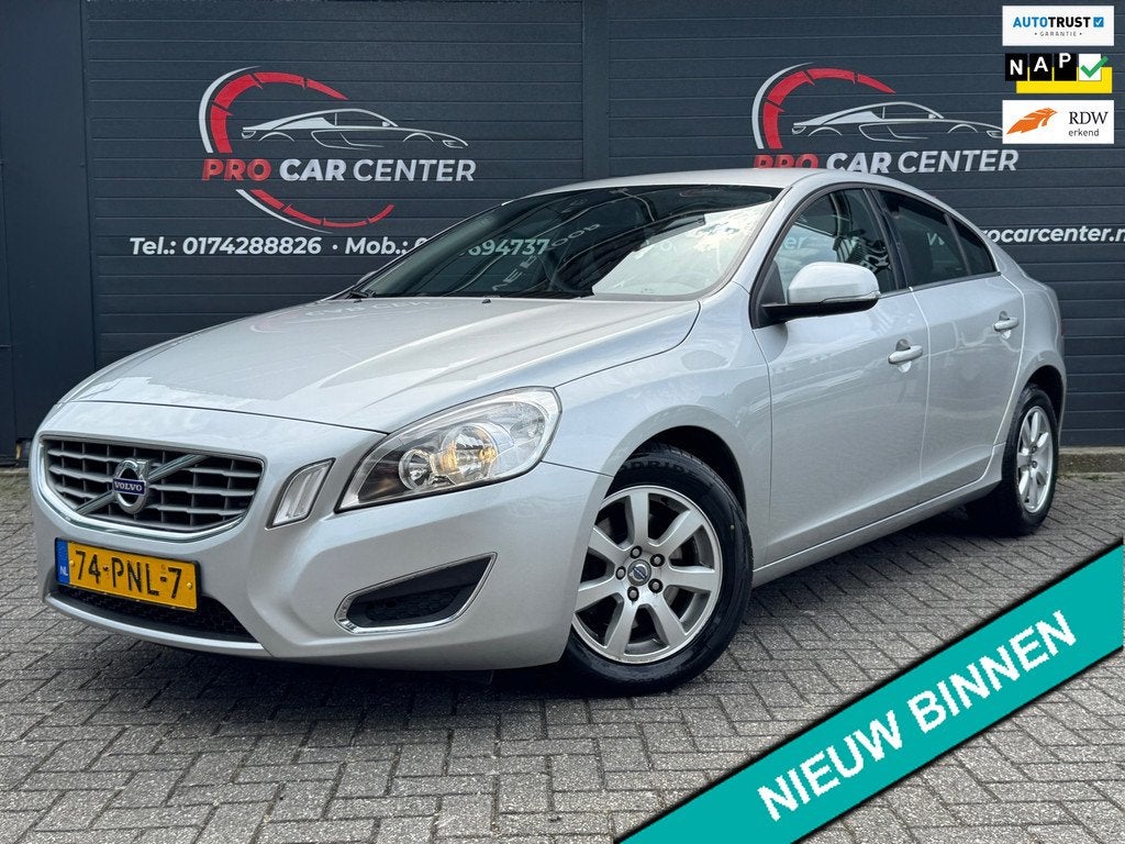 Volvo S60 1.6 T4 Kinetic AUT | CLIMATE | CRUISE | PDC | 2e E, Stof, Gebruikt, 4 cilinders, Grijs