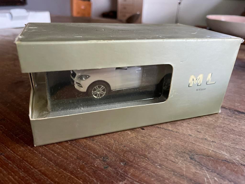 Mercedes-Benz M-Klasse wit schaal 1:43 Paul's Model Art, Hobby en Vrije tijd, Modelauto's | 1:43, Ophalen of Verzenden, Zo goed als nieuw