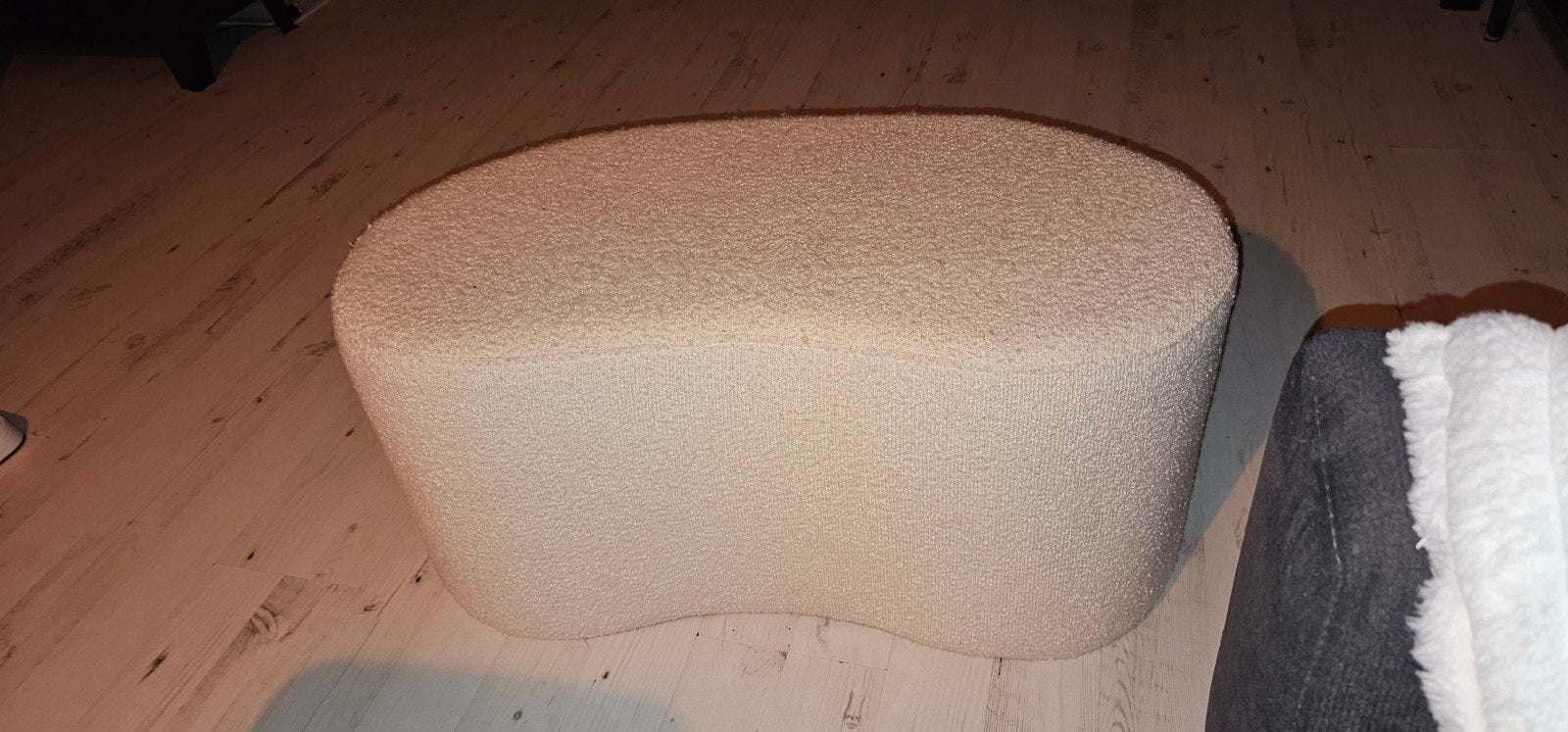 Xenos poef banana bouclé teddy., Huis en Inrichting, Ophalen, Zo goed als nieuw, Rond, Minder dan 50 cm