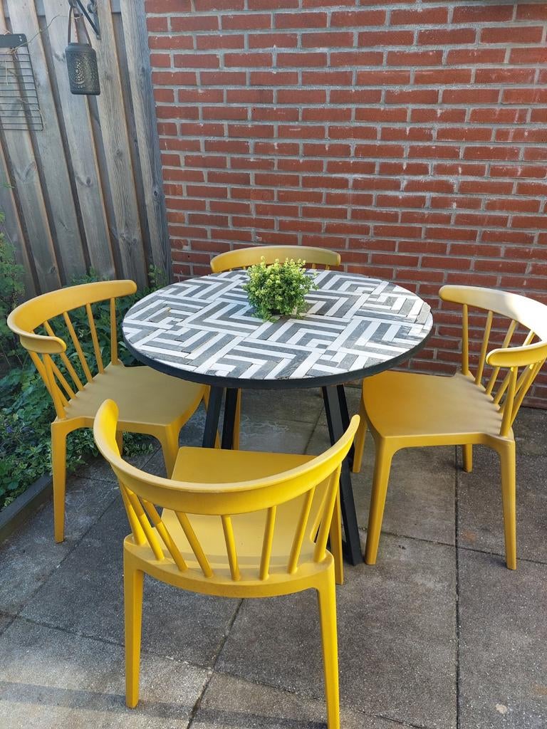 Tella tafel (OPKNAPPER) zwart wit mozaïek tafelblad., Tuin en Terras, Tuintafels, Ophalen, Gebruikt, Rond, Overige materialen