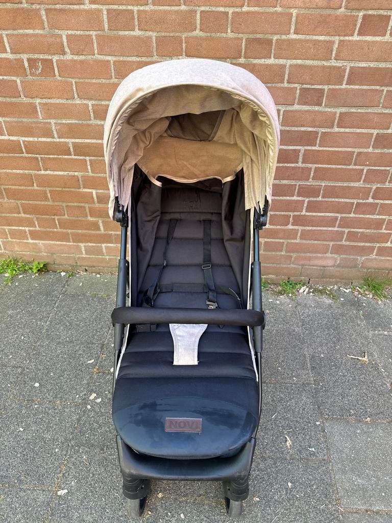 Mutsy Nova Buggy - Compact en Comfortabel, Ophalen, Zo goed als nieuw