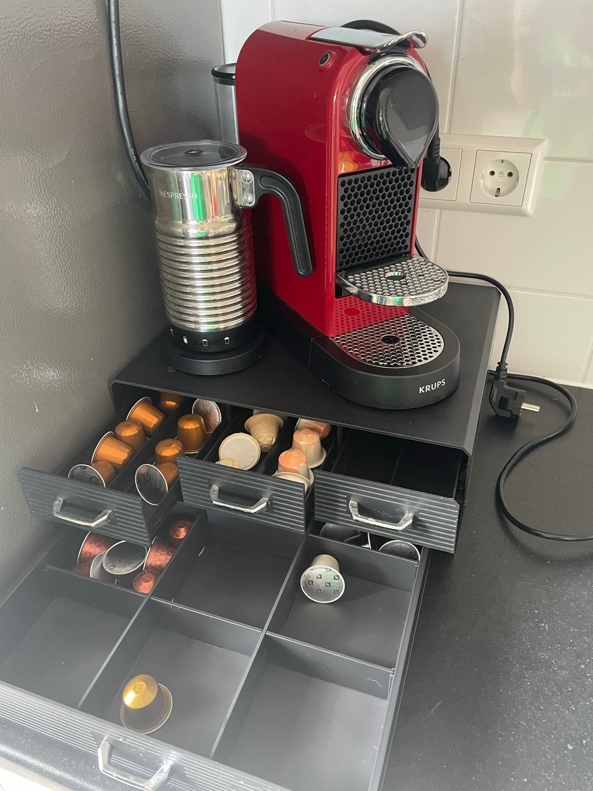 Nespresso koffiehoek met cup organizer en diverse smaken, Ophalen, Gebruikt, Koffiemachine, 1 kopje