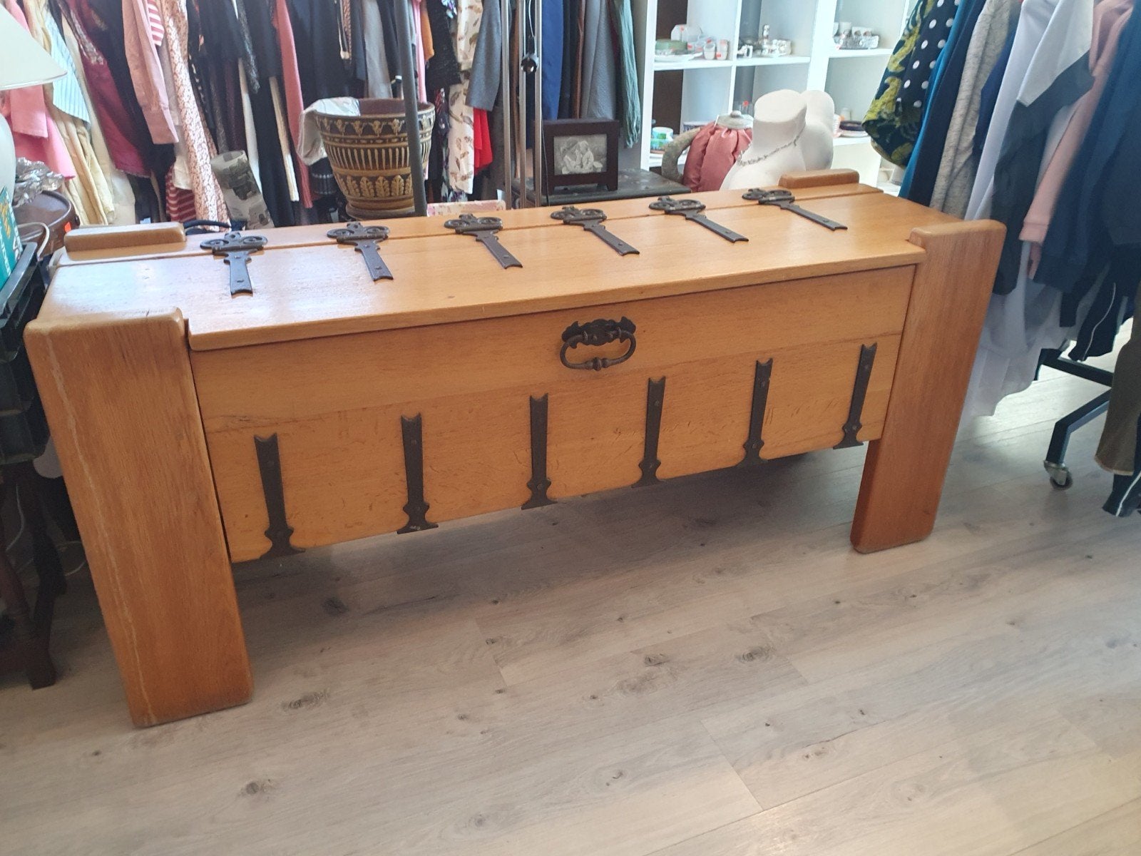 Eiken dekenkist / tv meubel met smeedijzeren details, 50 – 75, Gebruikt, 100 tot 150 cm, Onbekend
