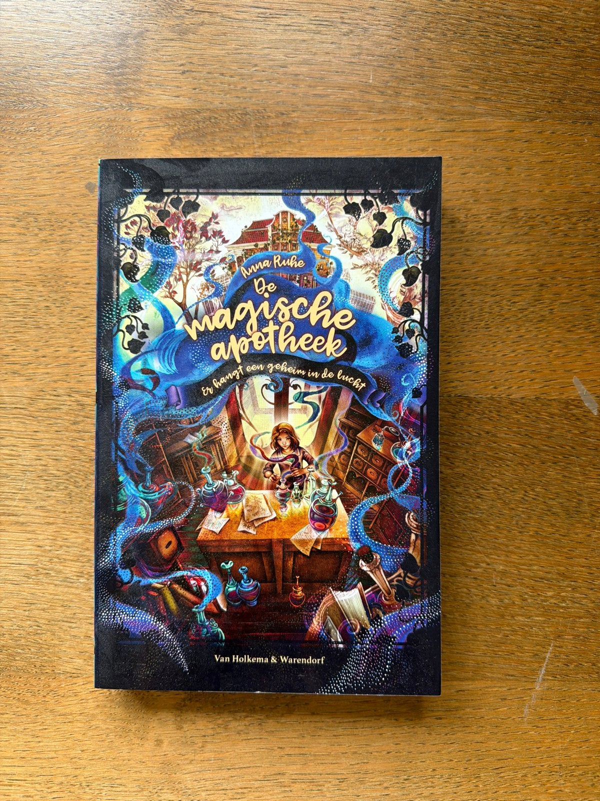De Magische Apotheek - Er hangt een geheim in de lucht, Boeken, Ophalen of Verzenden, Zo goed als nieuw, Fictie