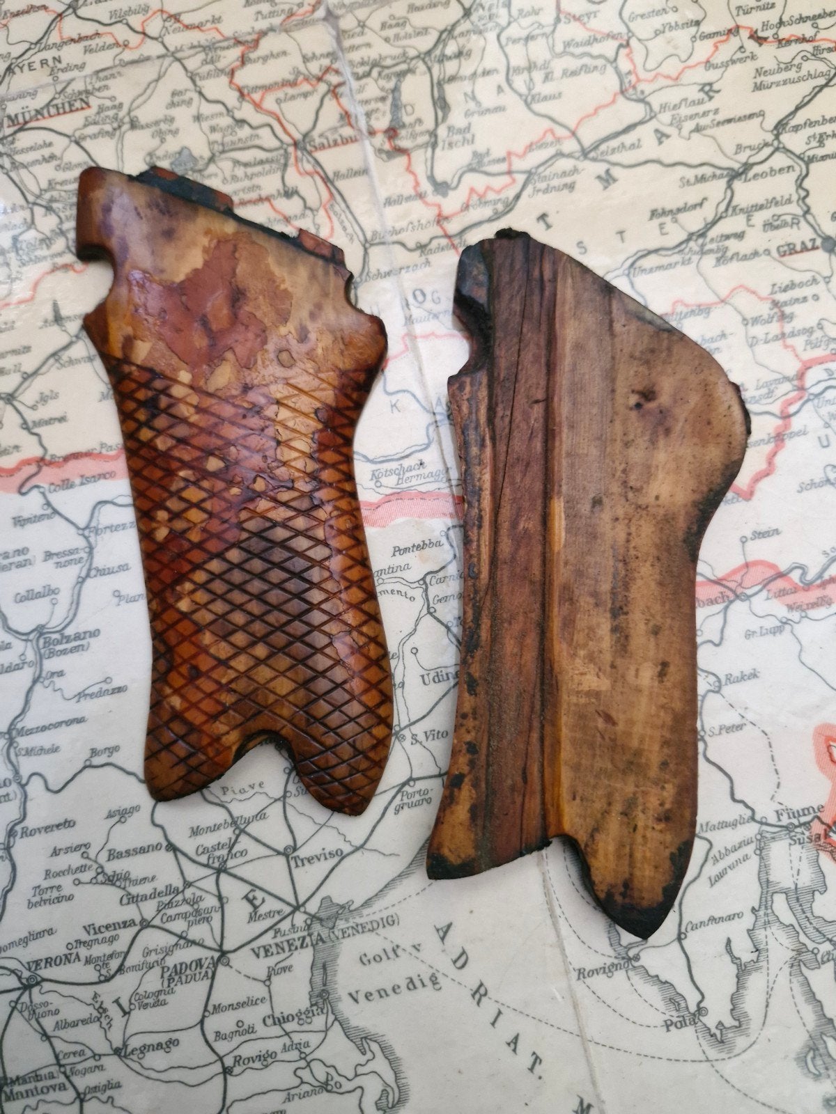 Wo2 luger grip, Verzamelen, Militaria | Tweede Wereldoorlog, Ophalen of Verzenden, Nederland