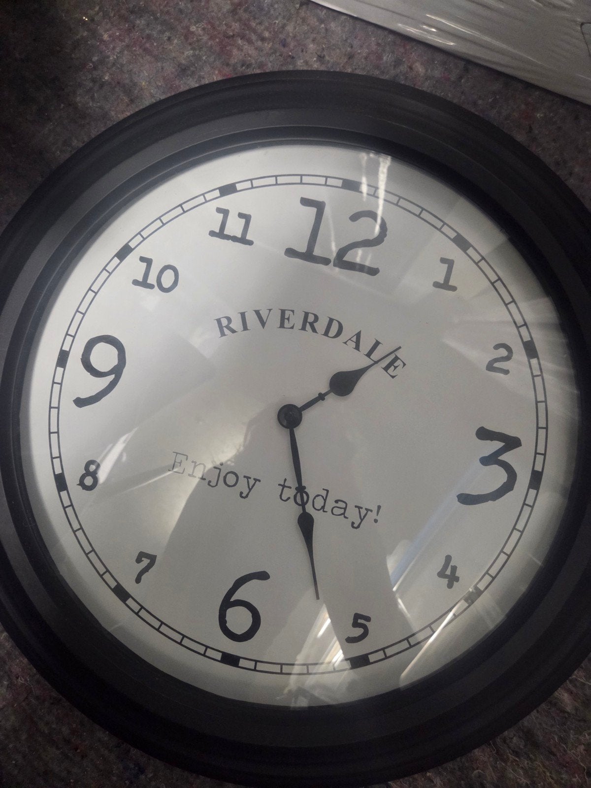 Riverdale Wandklok - Zwart, 60cm, Analoog, Werkt op batterijen, Ophalen of Verzenden, Overige merken