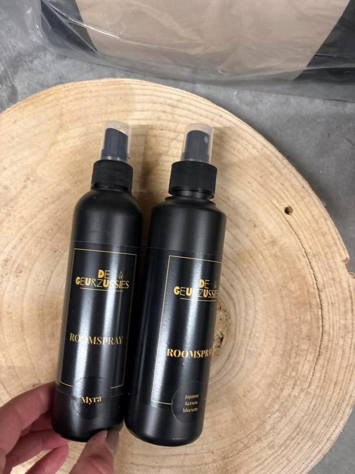 De Geurzussies Roomspray Myra en japanse kersenbloesem 200ml, Ophalen of Verzenden, Nieuw, Zwart, Kunststof