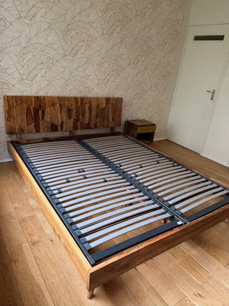 Tweepersoonsbed Sheeshamhout met uniek hoofdbord (200x80)