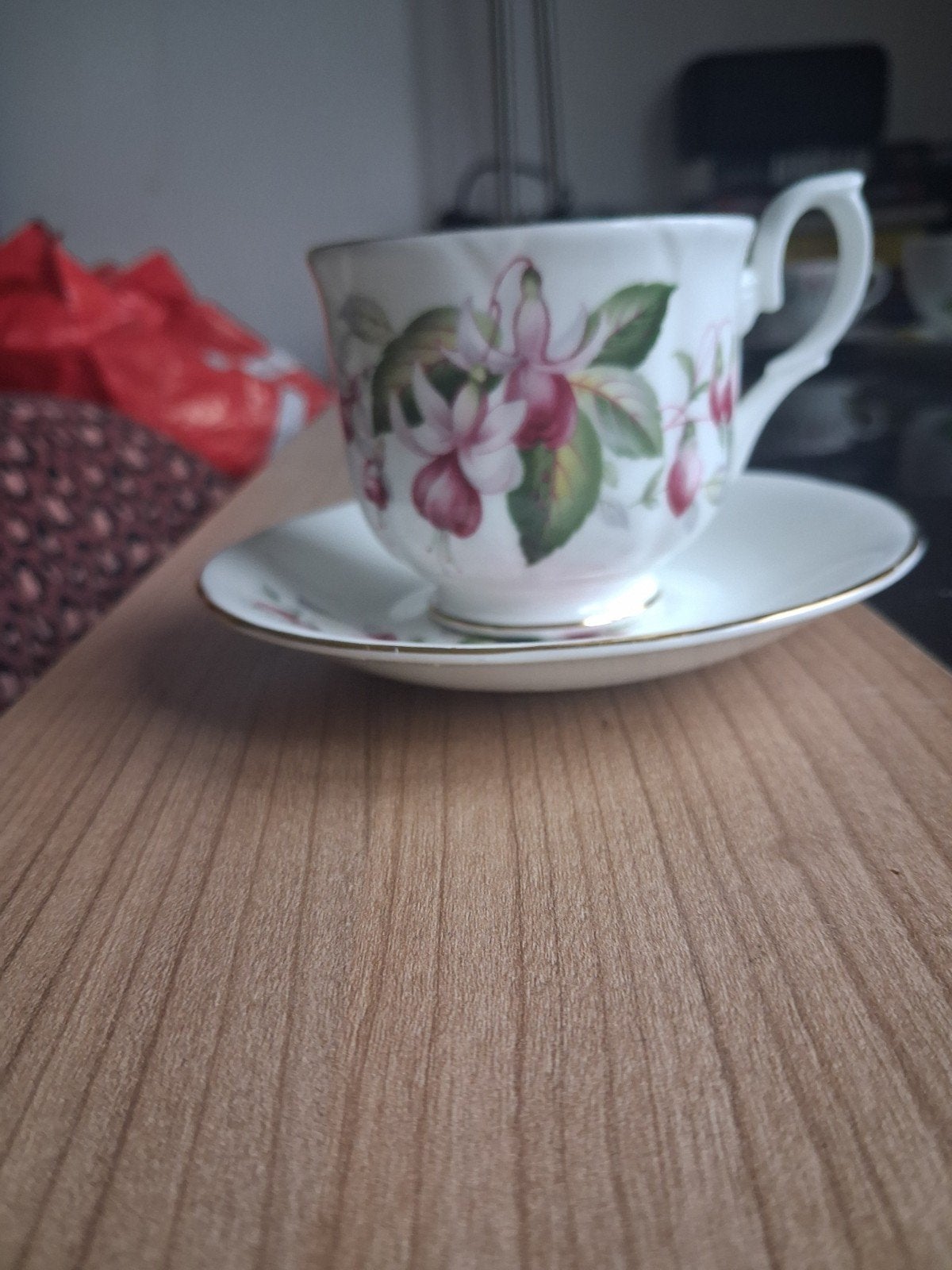Vintage Duchess Fine Bone China "Fuchsia" Kop & Schotel, Antiek en Kunst, Ophalen of Verzenden