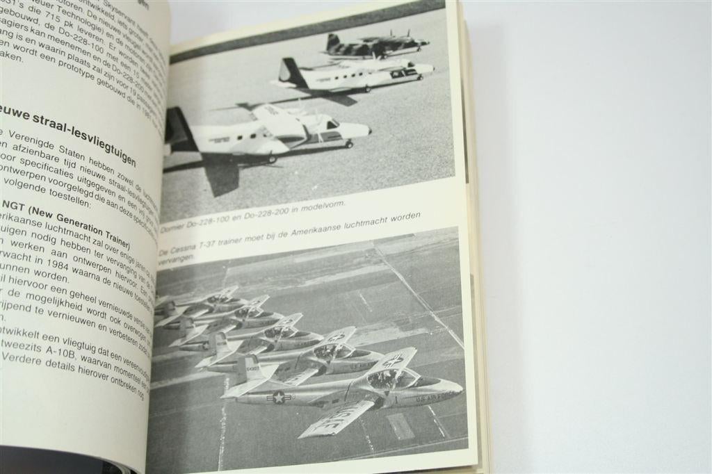 Luchtvaart 1981 — Jaaroverzicht door B. van der Klaauw, Gebruikt, Schaalmodel, -, -