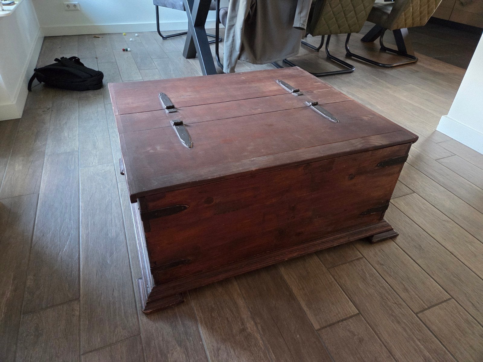 Antieke houten kist/salontafel met metalen beslag, Ophalen