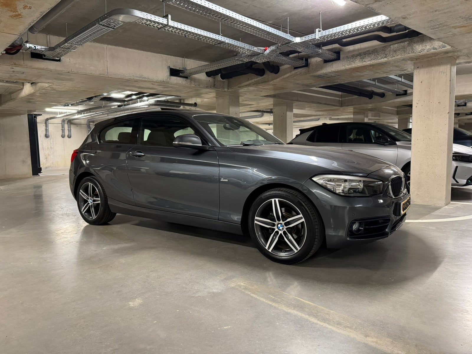 BMW 1-serie 118i High Executive Automaat | Sport / Keyless, Auto's, BMW, Zwart, 1290 kg, 4 stoelen, Leder en Stof