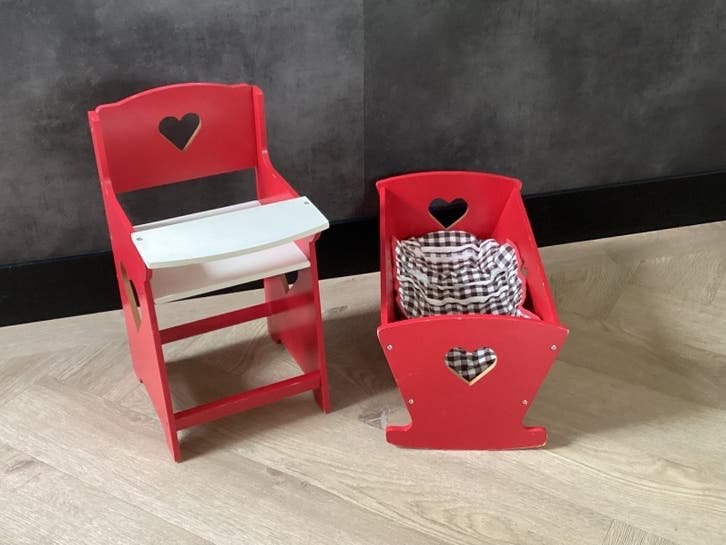 Te koop: poppenkinderstoel en poppen schommelbedje, Ophalen, Gebruikt, Overige typen