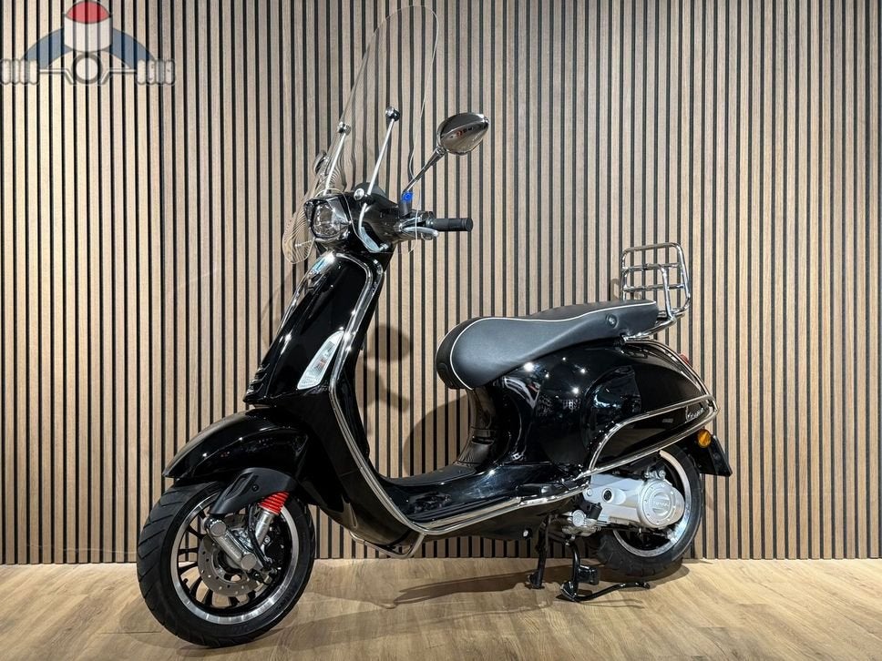 Prachtige Vespa Sprint 50 i-get 2023 – Glans Zwart –4.905km, Onbekend, 49 cc, Onbekend, VESPA