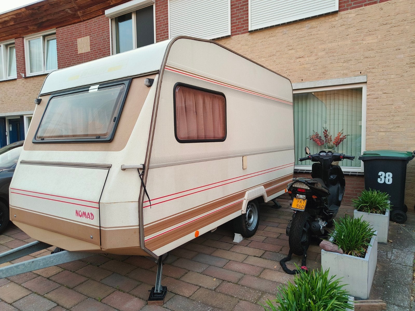 Caravan Dethleffs Nomad met voortent en div. kampeerspullen, Treinzit, Particulier, 500 - 750 kg, Dwarsbed