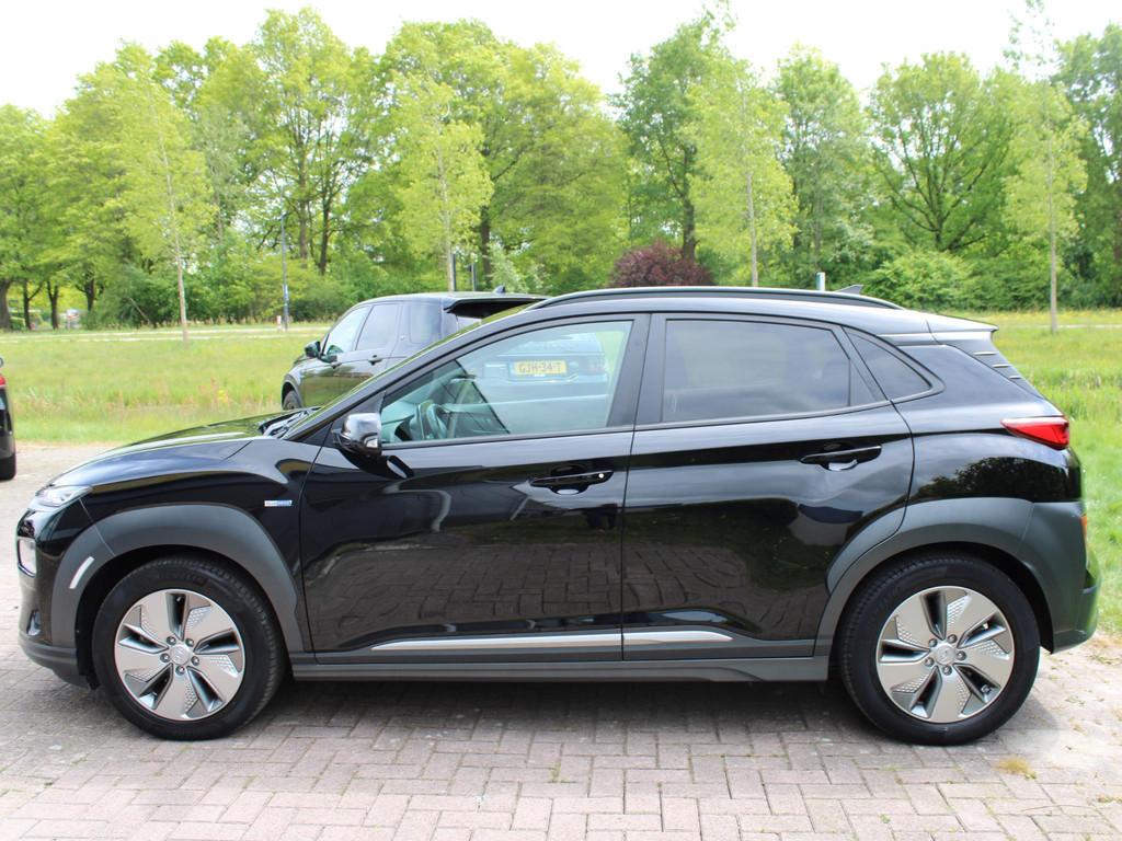 Hyundai Kona EV Premium 64 kWh | Trekhaak | Leder | Stoelver, Gebruikt, 445 min, Adaptive Cruise Control, Zwart
