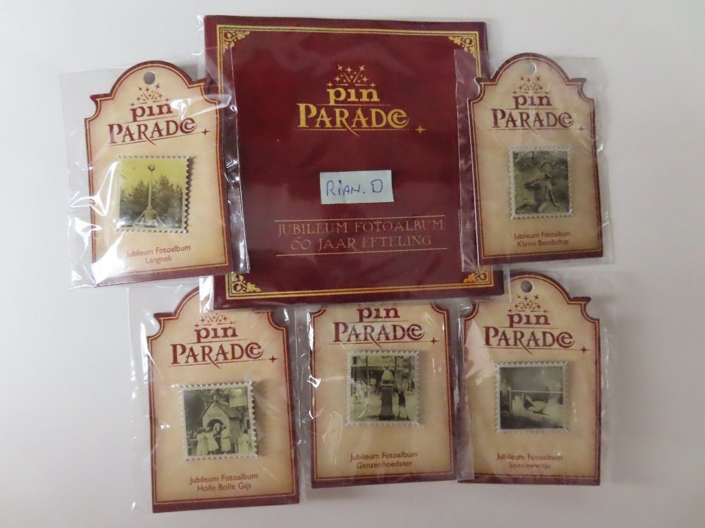 Efteling pins Anton-P Nostalgische Postzegel in verpakking., Ophalen, Nieuw, Button of Speldje