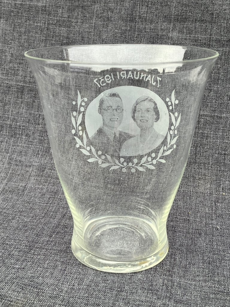 Oud geëtst glas met Juliana en  Bernhard uit 1937, Ophalen of Verzenden, Servies