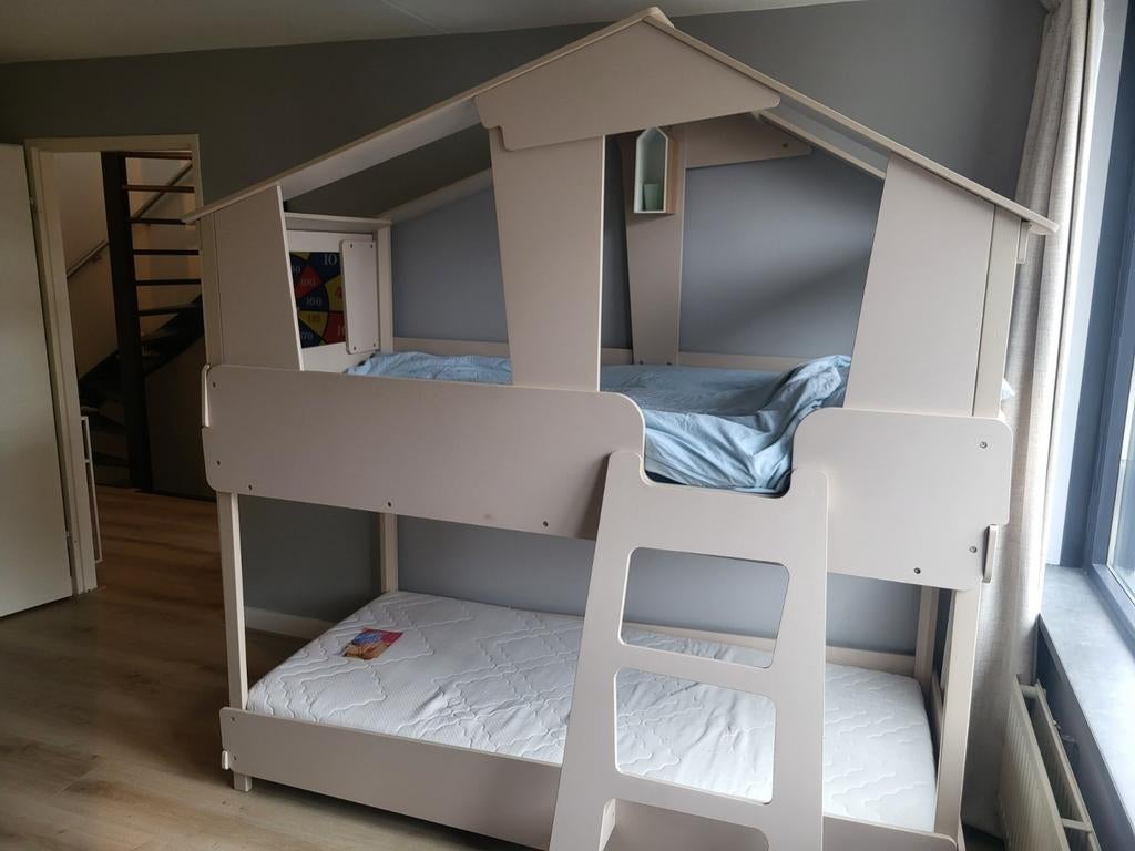 Huisje dubbel stapelbed met 1 matras, Kinderen en Baby's, Kinderkamer | Stapelbedden en Hoogslapers, Ophalen, Zo goed als nieuw
