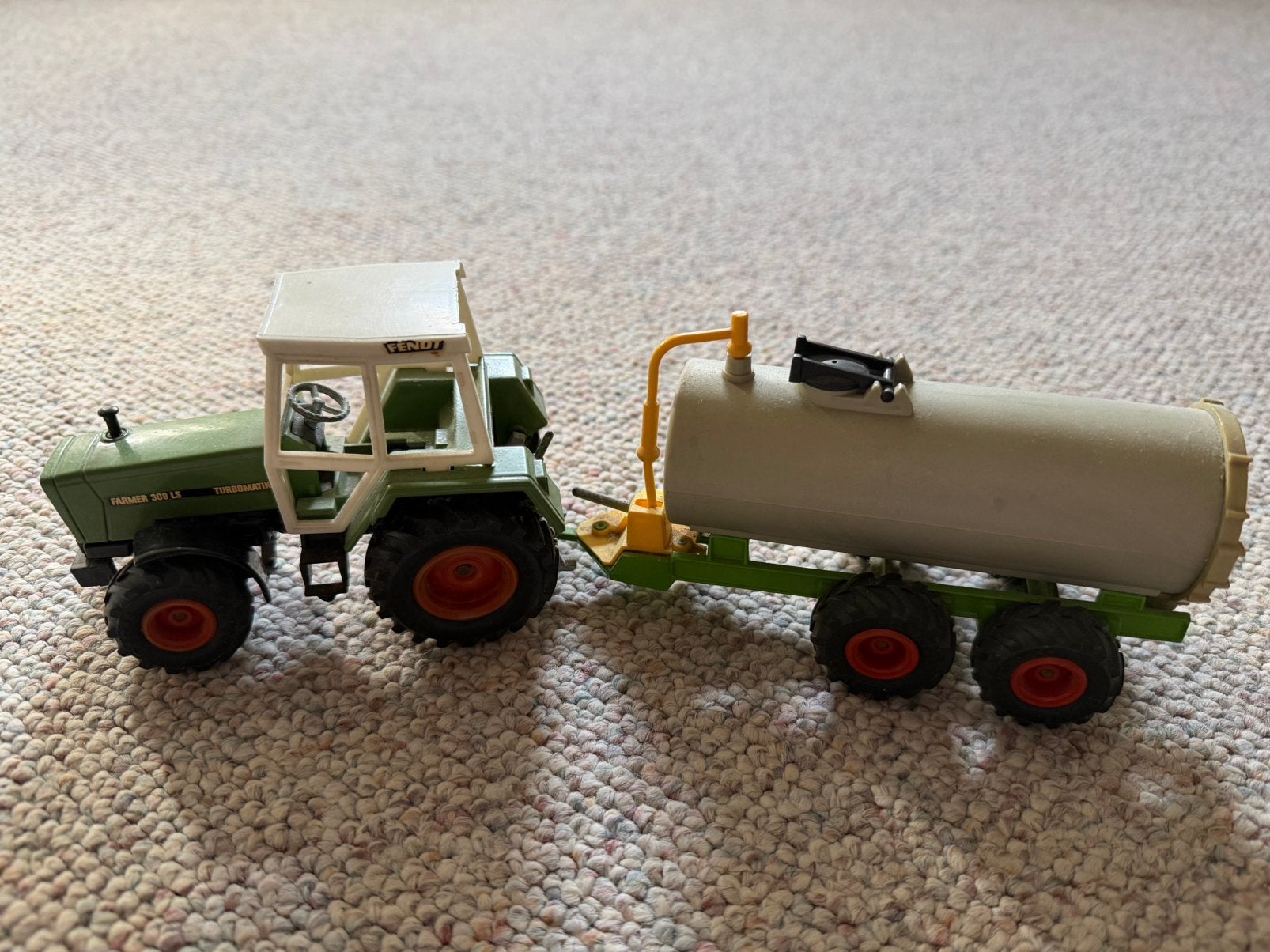 Siku Fendt trekker met mesttank., Ophalen of Verzenden, Gebruikt, Tractor of Landbouw, SIKU