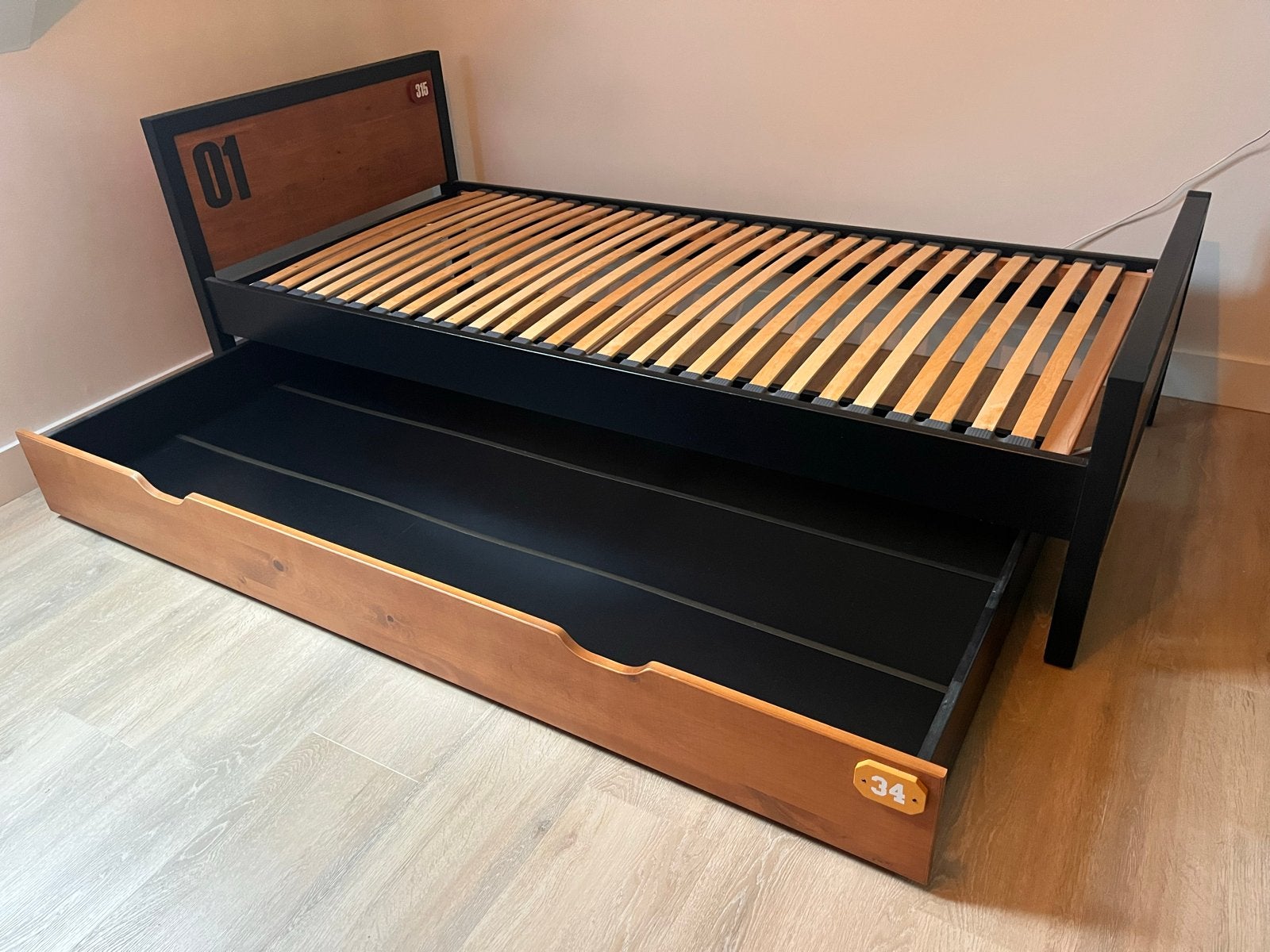 Alex Bed met uitschuifbaar onderbed Zwart/Hout, Ophalen, 85 tot 100 cm, Zo goed als nieuw, Lattenbodem
