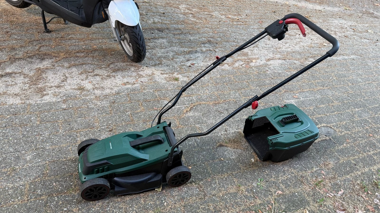 Parkside grasmaaier met opvangbak echt maar 1 keer gebruikt, Tuin en Terras, Grasmaaiers, Ophalen, Cirkelmaaier, Elektrische grasmaaier