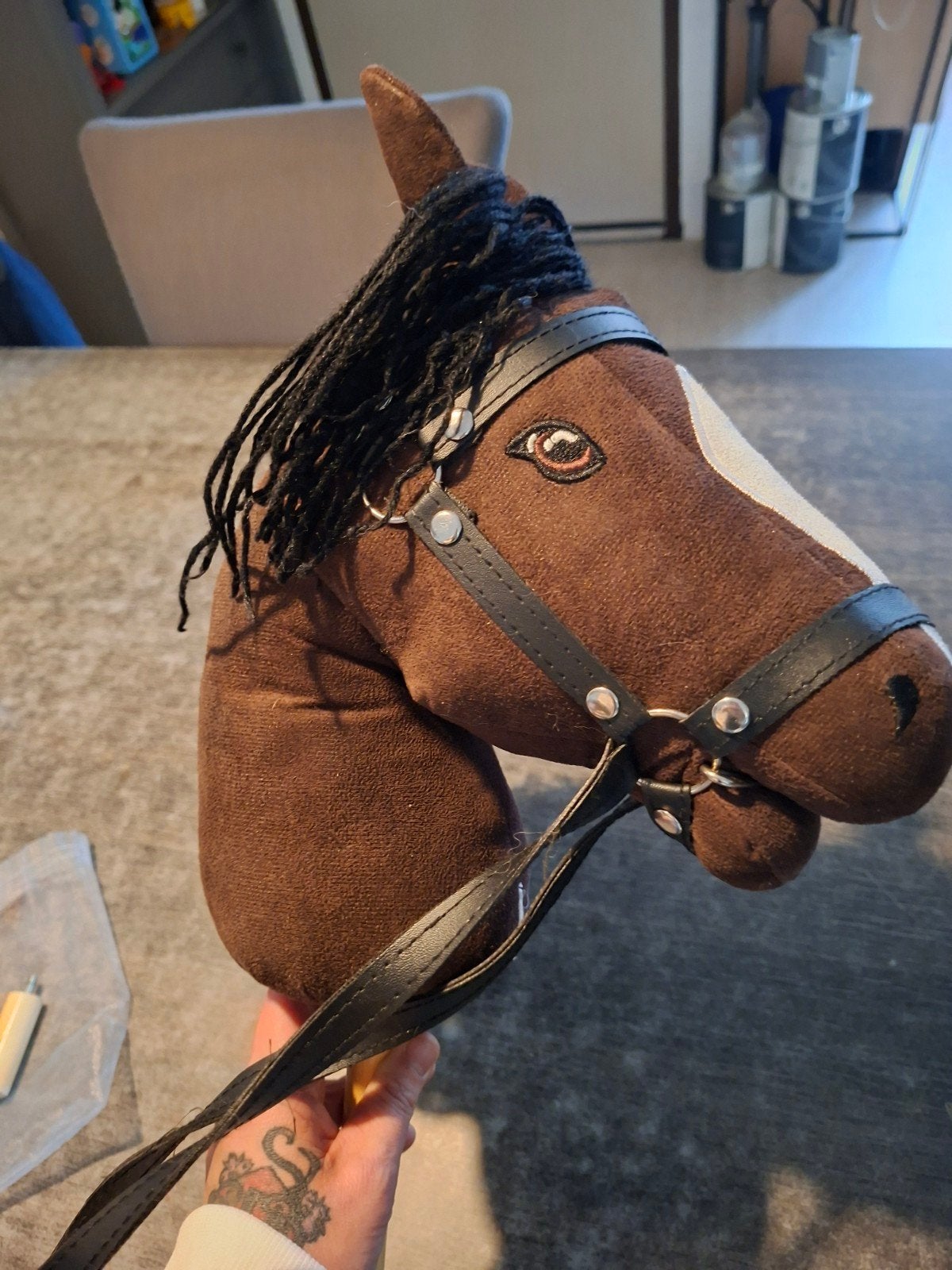 Stokpaard bruin met zwart halster, nette staat, Kinderen en Baby's, Ophalen, Gebruikt, Jongen of Meisje