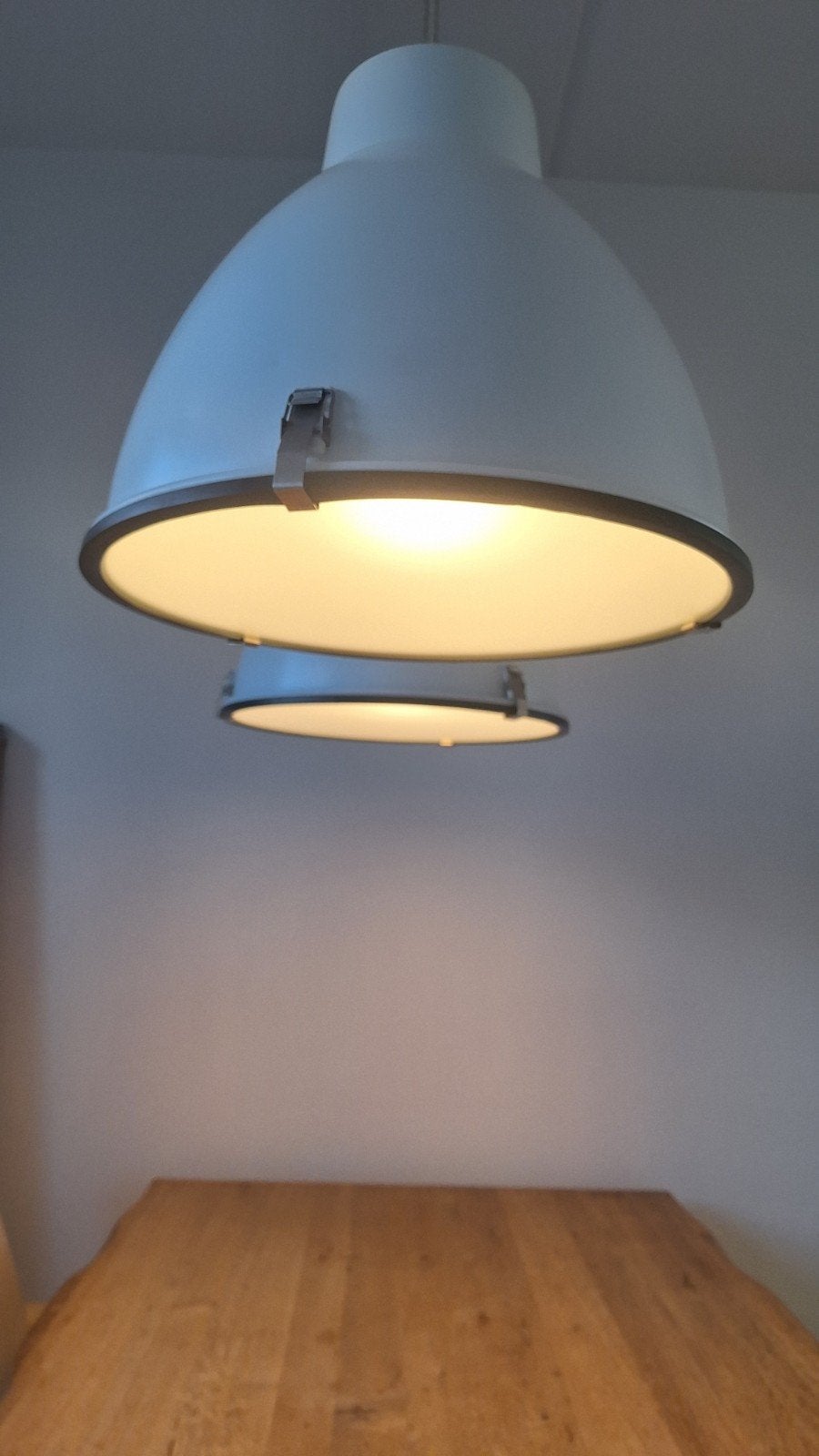 Twee witte industriële hanglampen - Gebruikt, goede staat, Huis en Inrichting, Lampen | Hanglampen, Ophalen, Gebruikt, Metaal