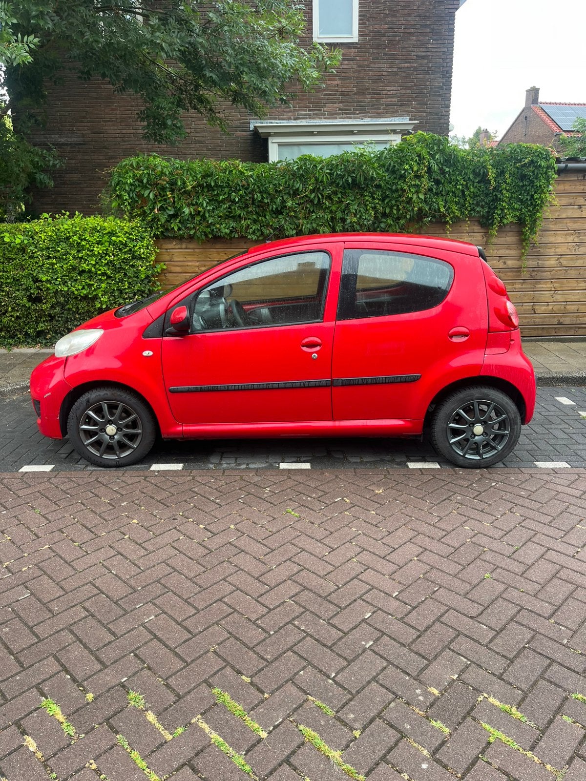 Peugeot 107 1.0 12V 5DR 2009 Rood, Auto's, Voorwielaandrijving, 4 stoelen, 68 pk, Origineel Nederlands
