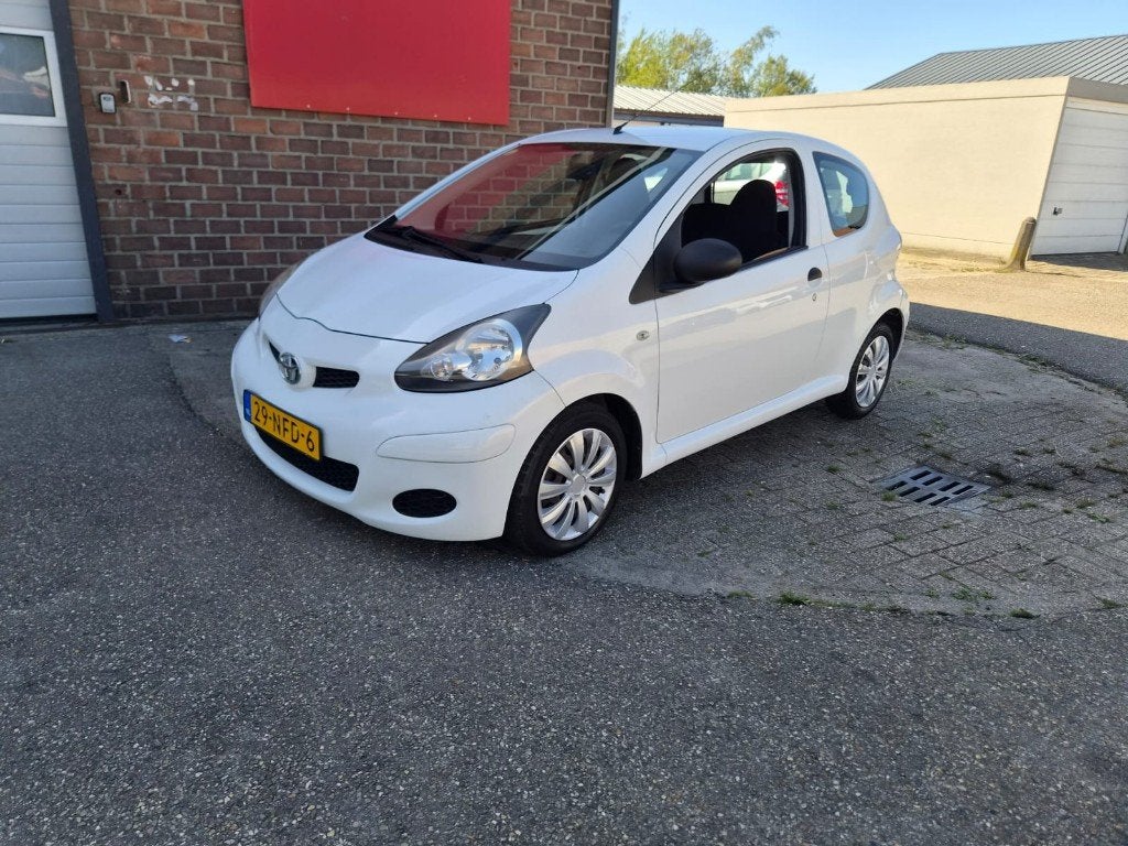 Toyota Aygo 1.0 12V Vvt-i 3DRS MMT 2010 Wit, Auto's, Voorwielaandrijving, Stof, Zwart, 4 stoelen