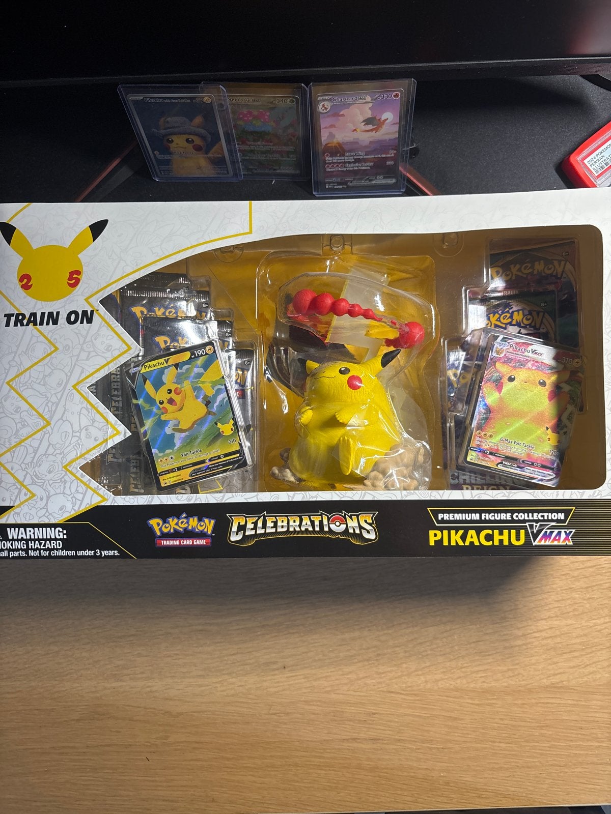 Celebrations Pikachu VMAX Premium Figuur Collectie, Hobby en Vrije tijd, Verzamelkaartspellen | Pokémon, Nieuw, Overige typen