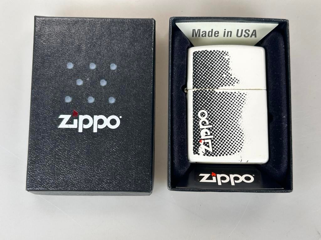 Zippo Logo Design Aansteker - Februari 2018, Verzamelen, Ophalen of Verzenden, Gebruikt, Aansteker