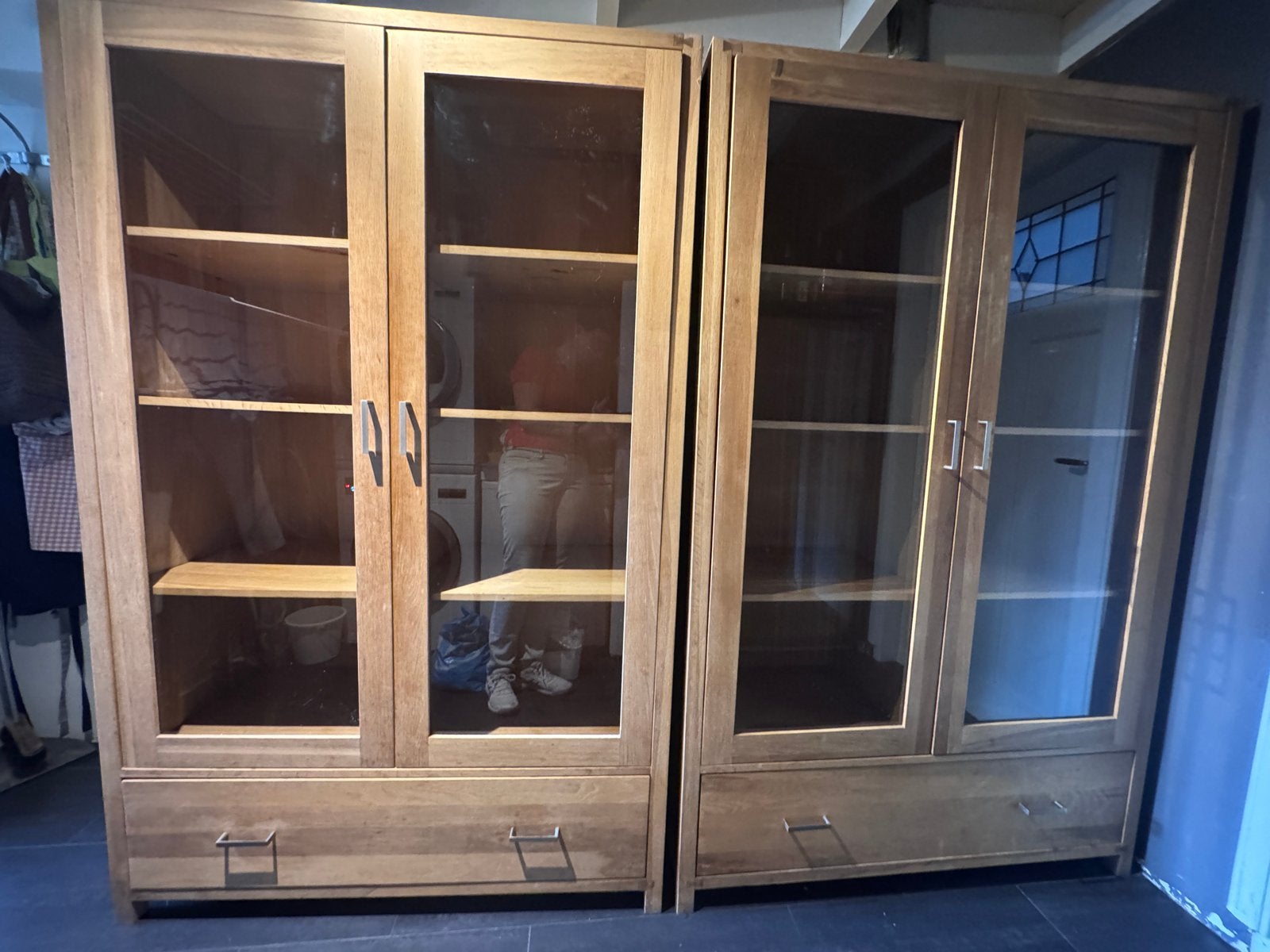Twee eiken vitrinekasten met lades en planken