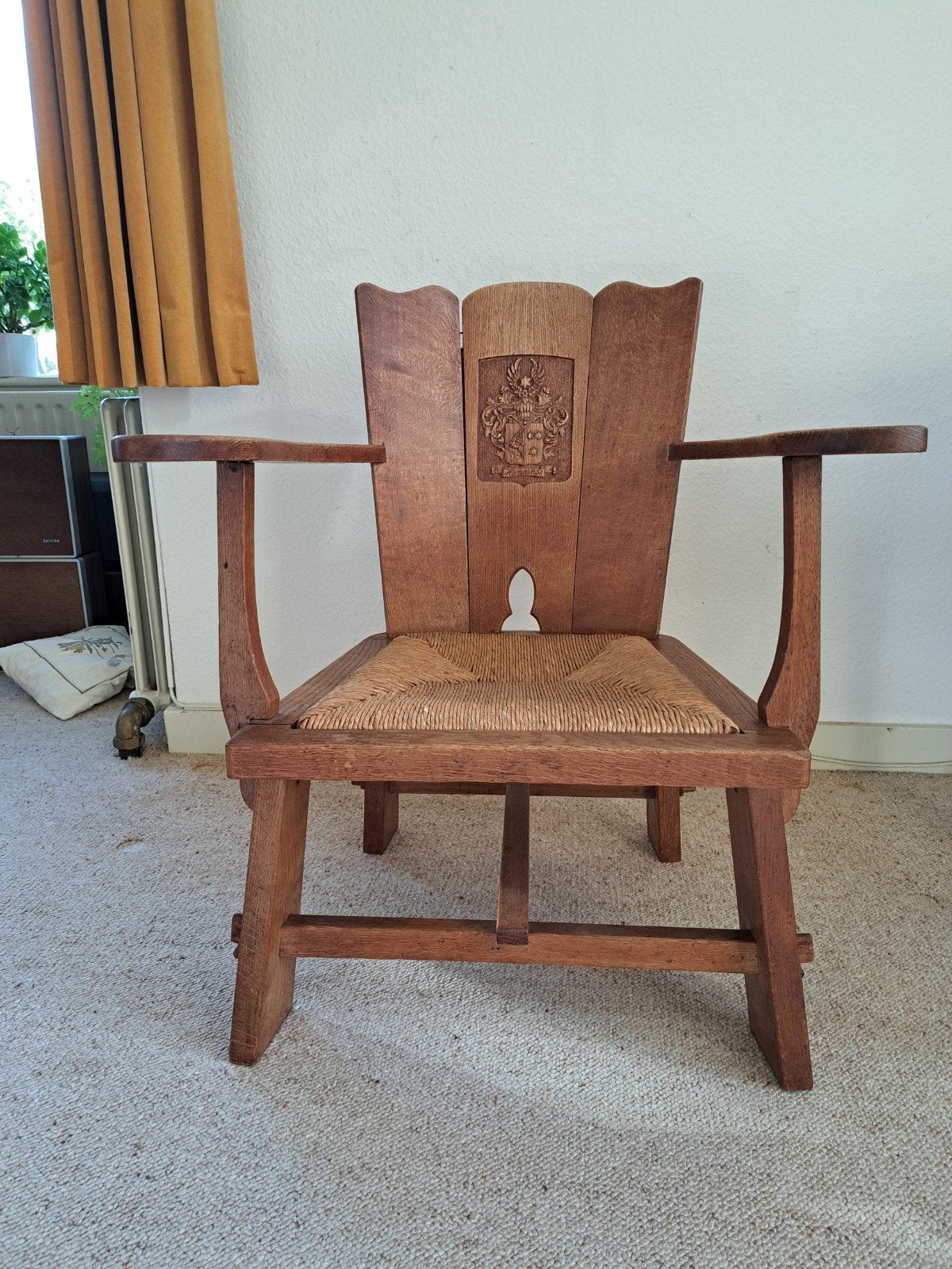 Antieke houten stoel met rieten zitting en wapenschild, Antiek en Kunst, Ophalen